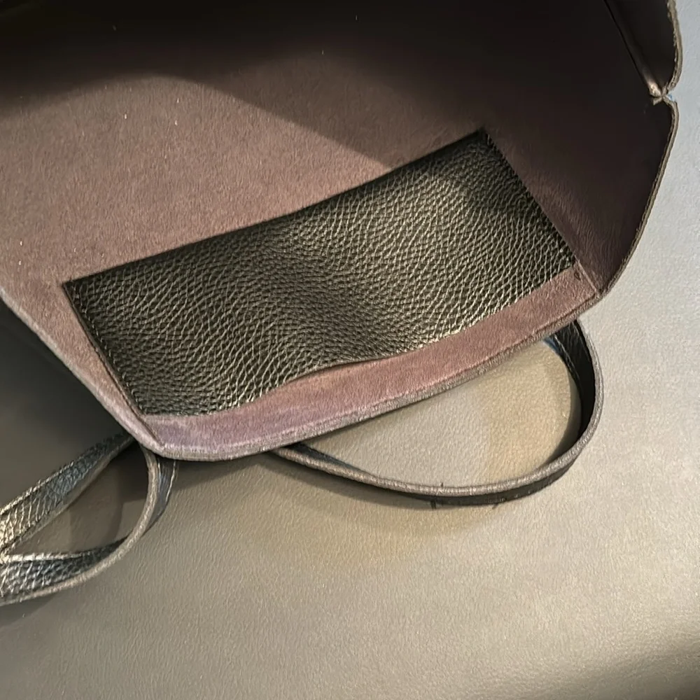 Vince Camuto shoulder bag. - Picture 2 of 6